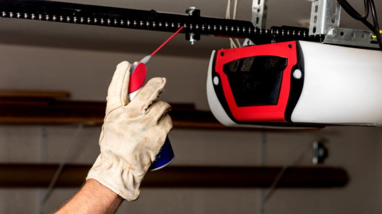 Protecnia mantenimiento de puertas industriales y residenciales