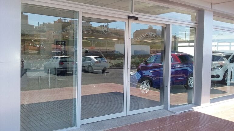 Puertas de cristal para oficinas y empresas de Protecnia
